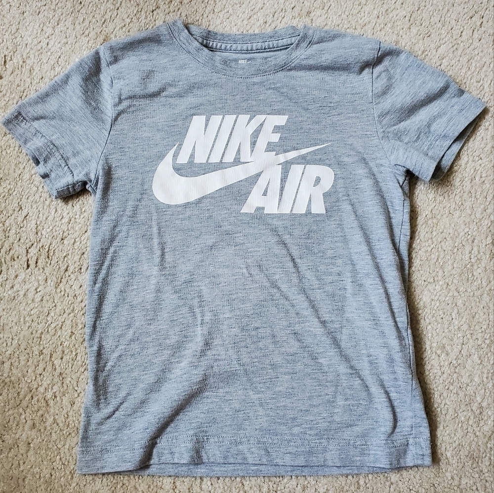 Nike Air Boys S/S Tee. Size L (6-7 yrs)